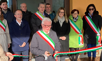 Il taglio del nastro all'inaugurazione ufficiale
