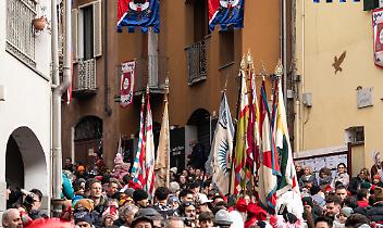 Se gli adulti "rubano le caramelle ai bambini"... Alzata degli Abb&agrave;: che vergogna...