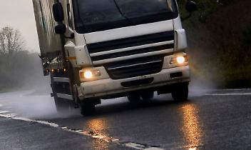 Camion esce di strada