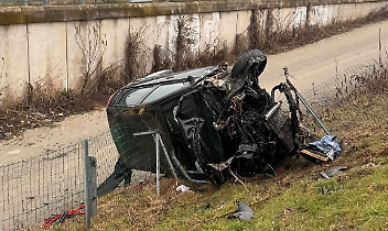 Auto si ribalta e sfonda il guardrail allo svincolo di Candiolo: paura sulla Torino-Pinerolo
