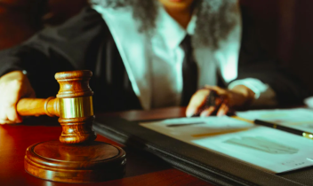 Un giudice inglese dovr&agrave; presiede l'udienza dal Regno Unito