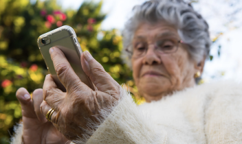 Coppia di settantenni a processo per stalking, avrebbero reso la vita impossibile all'ex marito della figlia e alla nuova compagna