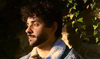 Andrea Crimi riparte &ldquo;Dietro gli ostacoli&rdquo;: il nuovo singolo tra fragilit&agrave;, musica e rinascita