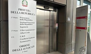 Afferra una mannaia da macellaio e aggredisce il padre. La lite era scoppiata in cucina a Chivasso