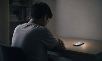 Punito a colpi di cintura per i voti, un quindicenne rompe il silenzio grazie all&rsquo;intelligenza artificiale