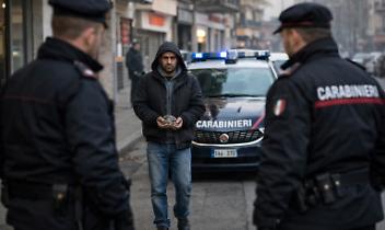 A spasso per Settimo con pietre nascoste nel giubbotto: denunciato un 36enne