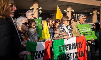 Processo Eternit, la sentenza non &egrave; stata tradotta in tedesco per l'imputato. Associazioni e famigliari furiosi: &ldquo;Si continua a morire mentre la giustizia si ferma&rdquo;