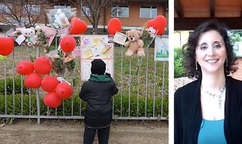 Giada Geraci, 41 anni, e i palloncini con i biglietti a lei dedicati di fronte alla Chiesa