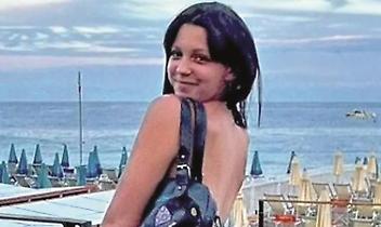 Asti, l&rsquo;ultimo saluto a Zoe: tra canzoni e rose, il dolore composto di una comunit&agrave;