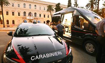 Operai in nero e cantiere