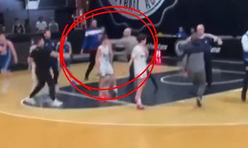 Genitore irrompe in campo e colpisce un 14enne: