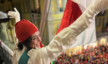 Questa sera a Ivrea la Vezzosa Mugnaia si affaccia dal balcone del Municipio