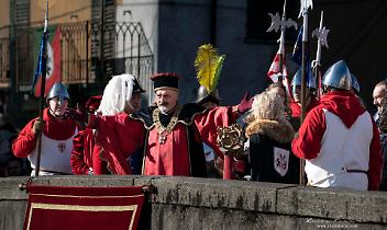 Ivrea stringe la Vezzosa Mugnaia in un abbraccio: battaglia d'arance da record e citt&agrave; in festa