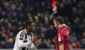 Centinaia di messaggi contro l&rsquo;arbitro per il rosso a Kalulu,