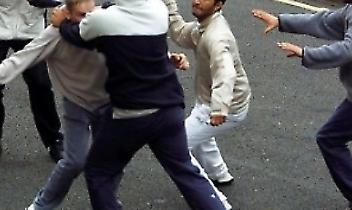 Schiaffi, pugni e una moto per terra: rissa in piazza a San Mauro Torinese