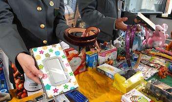 Valanga di prodotti pericolosi nei negozi: 7.700 articoli sequestrati, scatta il blitz della Finanza nel Vercellese