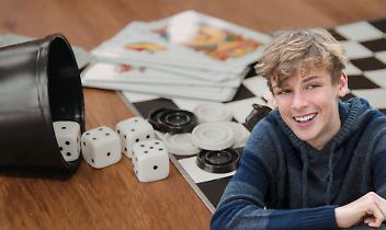 Troppi schermi, troppo interconnessi. I giovani di San Raffaele Cimena riscoprono i giochi da tavolo