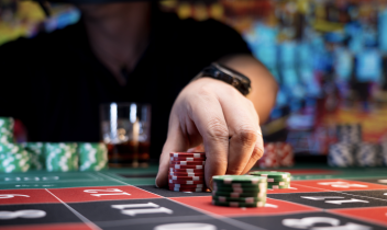 Dai casin&ograve; di mezzo mondo alla porta del carcere bussata per disperazione: evade dai domiciliari per tornare in cella