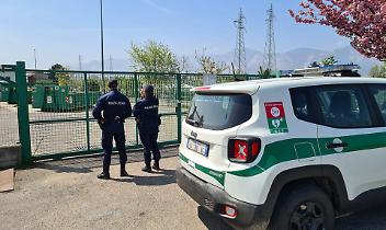 La Polizia Locale di Nole davanti all'ecocentro