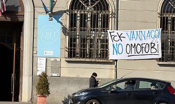 Pinerolo, tensione al convegno di Futuro Nazionale: fischi e fumogeni contro l&rsquo;incontro sul &ldquo;gender&rdquo;