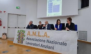 Nonni e nipoti sul palco. Marciapiedi rotti sotto casa
