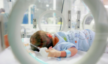 Bimbo di cinque mesi morto dopo la caduta, la Procura apre un fascicolo per omicidio colposo