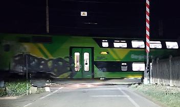 Le sbarre si alzano, il treno passa: paura tra Pinerolo e Roletto