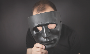 Si ferma al parco giochi e si masturba davanti a due 14enni: a Ivrea il processo