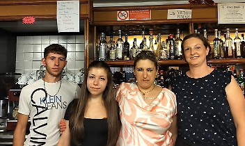 Al centro Manuela, con i figli e la collaboratrice Alessandra