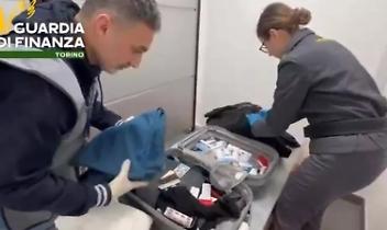 Viagra, antidepressivi e anticoagulanti nascosti in valigia