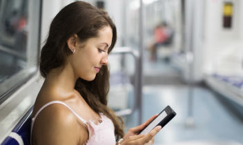 Il boom delle app di intrattenimento online: perch&eacute; milioni di utenti preferiscono giocare e seguire eventi dal telefono