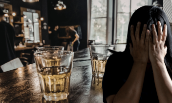 Entrano in pub e pretendono di bere minacciando le bariste: "Vi tagliamo la gola"