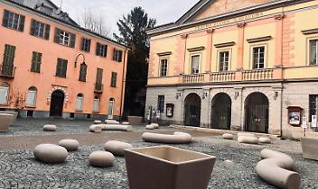 Ivrea, nuove sedute in piazza del Teatro: arrivano i &ldquo;ciottoli&rdquo; davanti al Giacosa