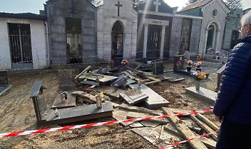 Forno Canavese, polemica sul cimitero: tombe smontate e detriti tra i vialetti durante i lavori