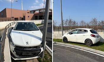 Si schianta contro un palo all&rsquo;Outlet di Settimo: patente ritirata per guida in stato d&rsquo;ubriachezza