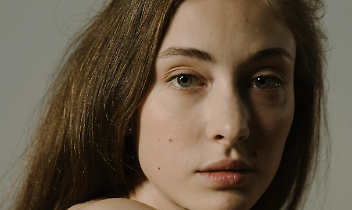 Endometriosi, fino a 3 milioni di donne colpite in Italia: a Venaria arriva la panchina gialla della consapevolezza