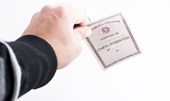 Scatta la "corsa dei mille" per la carta d&rsquo;identit&agrave; elettronica: ufficio anagrafe sotto pressione, polemica in Comune