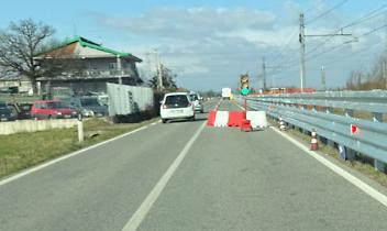 SP82, ciclisti senza pista e auto pericolosamente in coda: ecco cosa dice la Citt&agrave; Metropolitana di Torino