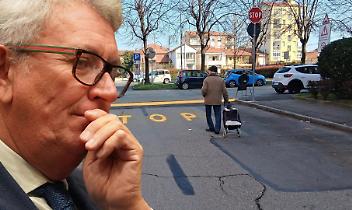 Via 4 Novembre a senso unico, i residenti si mobilitano: raccolta firme contro la decisione del Comune di Chivasso