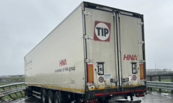 Tir si schianta contro il guardrail alla Falchera e si intraversa: traffico in tilt verso la Torino-Milano