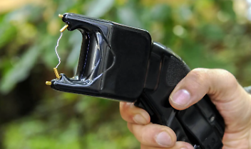 Studente porta un taser a scuola e colpisce i compagni: paura a San Benigno Canavese