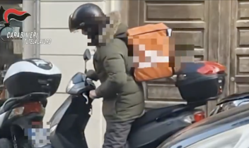 Rider pagati meno di 3 euro a consegna