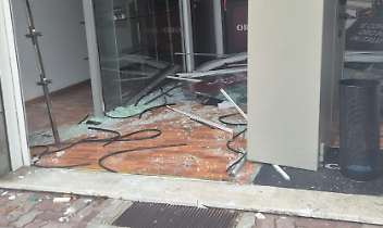 Spaccata a Borgaro: banda sfonda la vetrina con un&rsquo;auto ma fugge a mani vuote