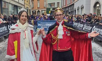 Le maschere di Brusasco sfilano a Bergamo: il Re e la Regina del Fuoco alla Mezza Quaresima