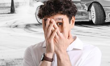 Sorpasso folle sulle strisce: &laquo;Mi ha mancato per un soffio&raquo;. Parte la protesta del quartiere