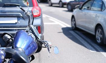 Scontro tra auto e moto