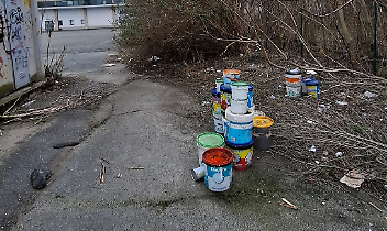 Bidoni di vernice abbandonati dietro la cabina ENEL: nuova segnalazione nell&rsquo;area Meeting Point