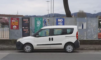 La democrazia appesa alla colla. A Settimo Torinese spariscono solo i manifesti del &ldquo;S&igrave;&rdquo;