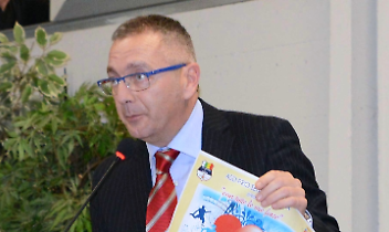 Stalli rosa che diventano gialli: sono i nuovi parcheggi riservati