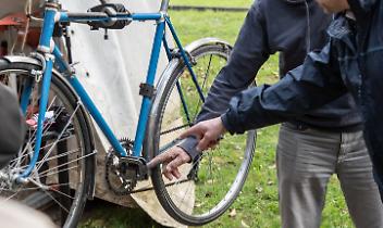 &ldquo;Pedali Sociali&rdquo;, Torino punta sulla bici nei quartieri popolari: oltre 350 nuovi posti e corsi gratuiti